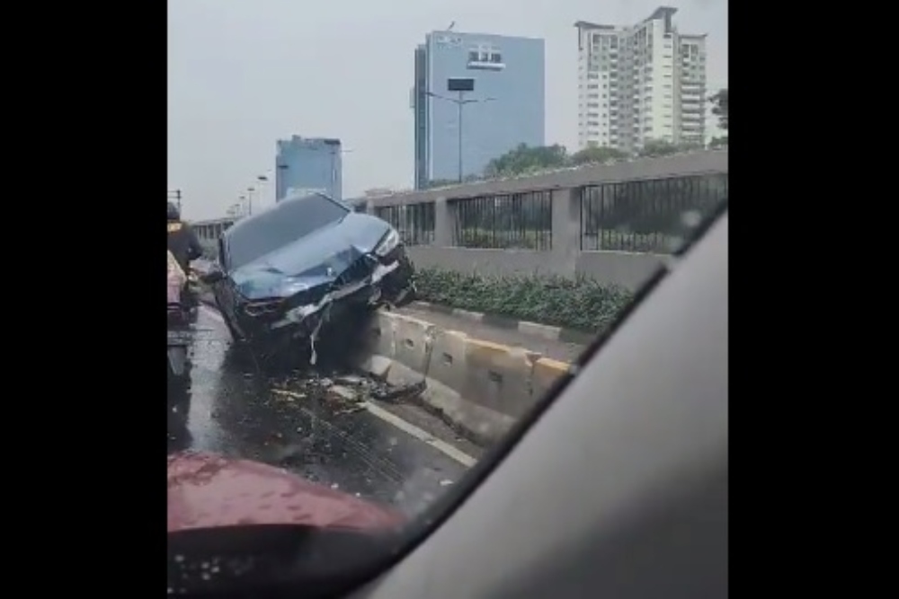 Satu unit mobil sedan BMW mengalami kecelakaan di dekat Gedung DPR/MPR RI di kawasan Jalan Gatot Subroto, Jakarta Pusat, Jumat (24/11/2023)./X @TMCPoldaMetro