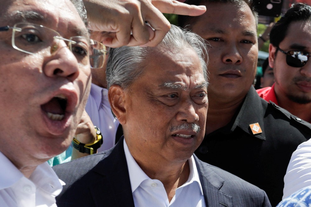 Mantan Perdana Menteri Malaysia Muhyiddin Yassin tiba Komisi Anti Korupsi Malaysia (MACC) di Putrajaya, Malaysia 9 Maret 2023, untuk memberikan keterangan. REUTERS/Hasnoor Hussain