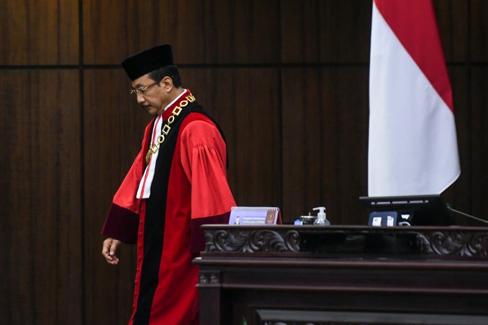 Ketua Mahkamah Konstitusi (MK) Suhartoyo berjalan usai membacakan sumpah jabatan di Gedung MK, Jakarta, Senin (13/11/2023). Hakim Konstitusi Suhartoyo menjadi ketua MK menggantikan Anwar Usman yang diberhentikan dari jabatan ketua oleh Majelis Kehormatan MK (MKMK) karena terbukti melanggar etik berat. ANTARA FOTO/Hafidz Mubarak A/YU
