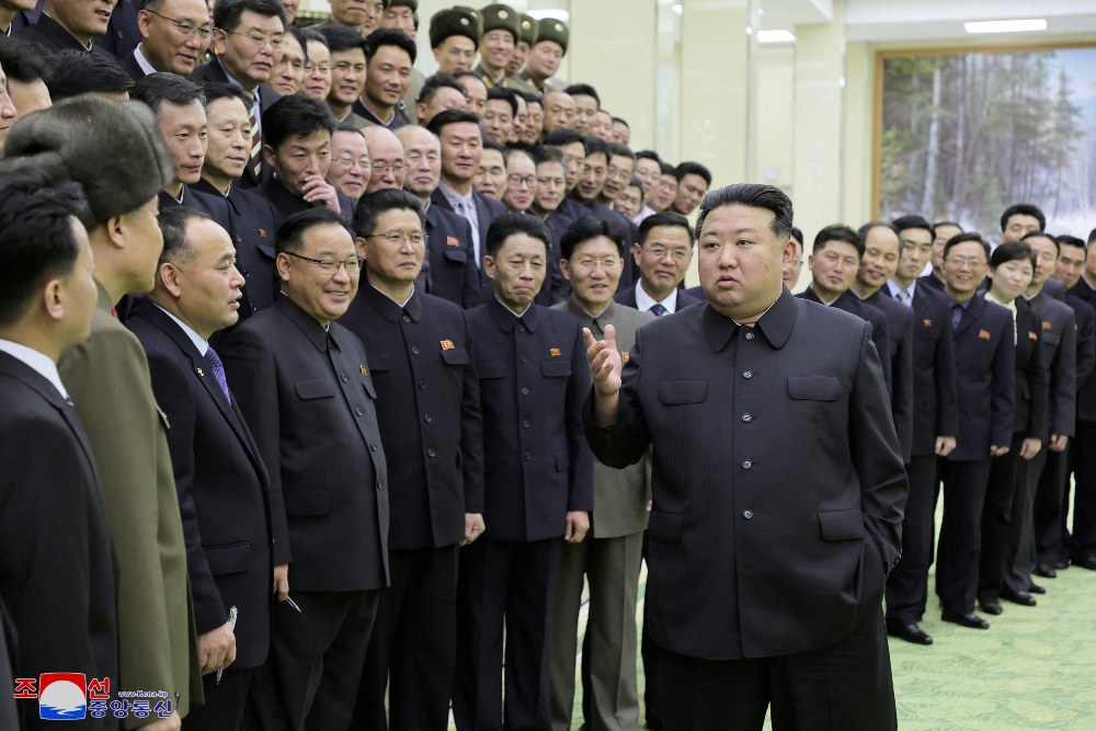 Pemimpin Korea Utara Kim Jong-un bertemu dengan anggota Komite Persiapan Peluncuran Satelit dalam gambar yang dirilis oleh Kantor Berita Pusat Korea pada 24 November 2023. KCNA melalui REUTERS