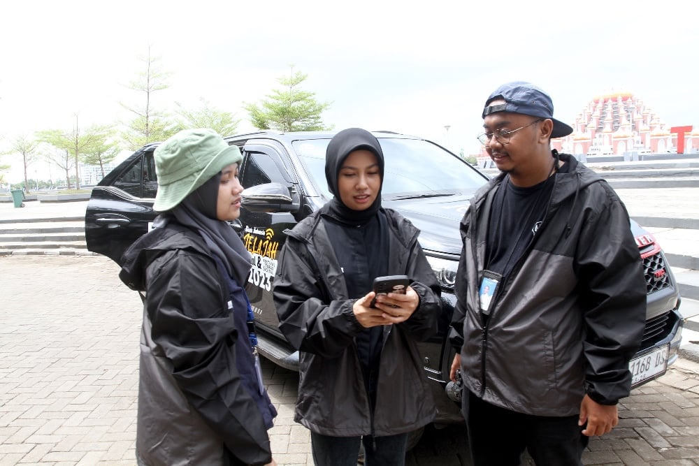 Tim Jelajah Sinyal Sulawesi melakukan uji kecepatan sinyal atau speed test di Pantai Losari Makassar, Sulawesi Selatan, Sabtu (25/11/2023).