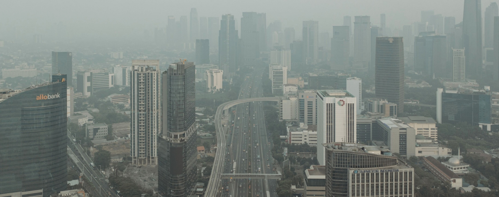 Gedung-gedung di sekitaran Jalan Gatot Subroto, Jakarta diselimuti polusi udara pada Selasa (22/8/2023). Jakarta dengan populasi lebih dari 10 juta orang menjadi kota dengan tingkat polusi udara yang tidak sehat dalam beberapa pekan terakhir. - Bloomberg/Muhammad Fadli
