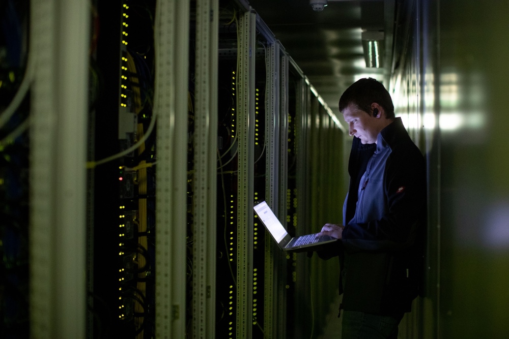 Seorang karyawan melihat server data di dalam kontainer di Datacenter di Maloy, Norwegia./Bloomberg