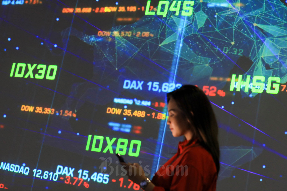Pegawai beraktivitas di dekat layar yang menampilkan data saham di PT Bursa Efek Indonesia di Jakarta, Rabu (2/8/2023). Bisnis/Himawan L Nugraha