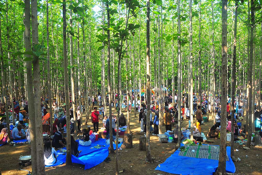  Keramaian Pasar Sarwono Yang Terletak di Tengah Hutan di Kudus Jawa Tengah