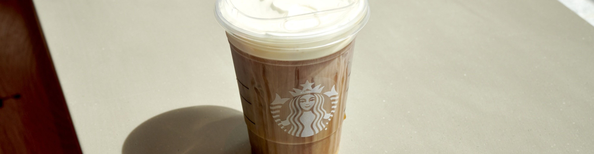 Minuman kopi Starbucks yang dipotret di New York, Amerika Serikat pada Kamis (17/8/2023). - Bloomberg/Gabby Jones