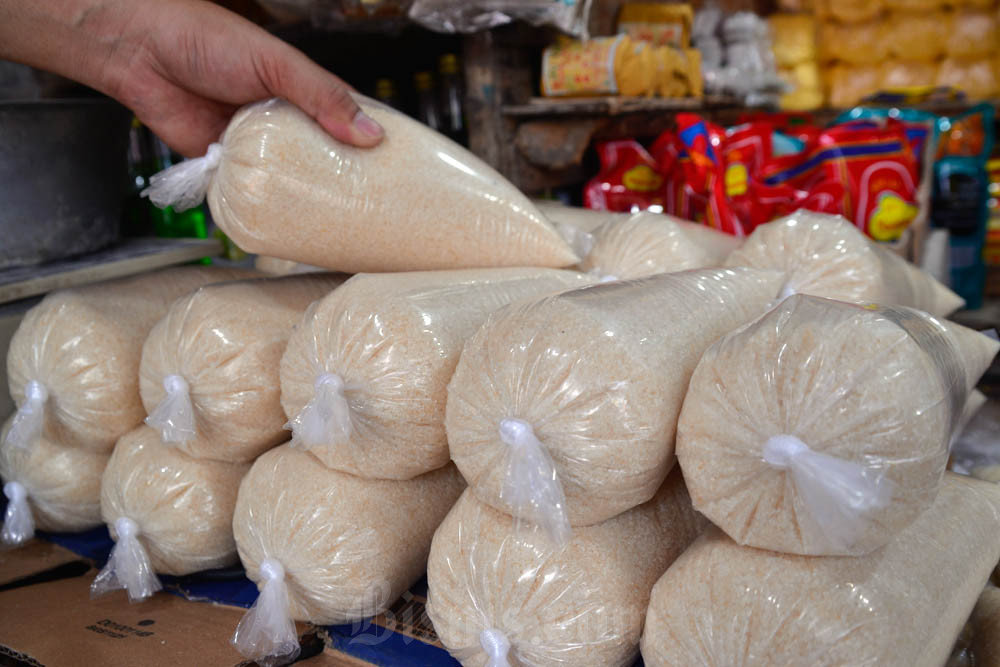 Pedagang mengemas gula pasir di Pasar Minggu, Jakarta. Bisnis/Fanny Kusumawardhani