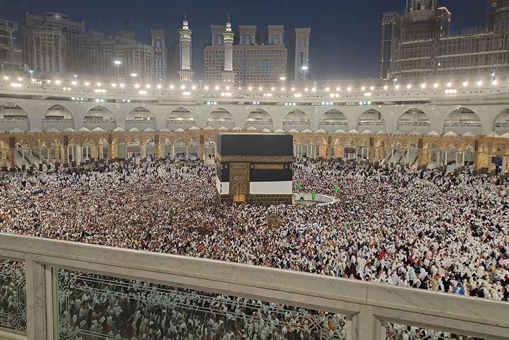 Jamaah calon haji melakukan tawaf atau memutari Ka’bah seusai sholat subuh di Masjidil Haram, Mekah, Arab Saudi, Selasa (13/6/2023). ANTARA FOTO/Wahyu Putro A