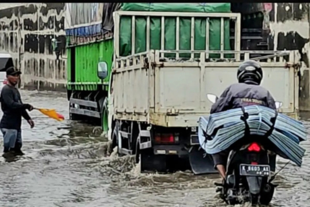 Kondisi Jalan Kaligawe, Kota Semarang yang tergenang banjir, Selasa (28/11/2023)./Antara-I.C Senjaya.