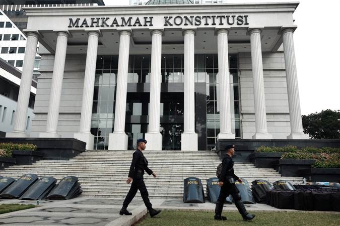 Polisi berjaga di sekitar Jalan Merdeka Barat, Jakarta, Jumat (14/6/2019). Polri kembali menerapkan skema pengamanan empat lapis atau ring saat sidang permohonan perselisihan hasil pemilihan umum (PHPU) di Mahkamah Konstitusi (MK)./Bisnis-Felix Jody Kinarwan