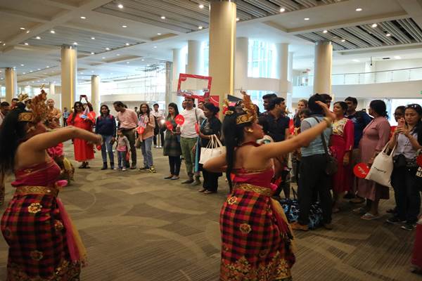 Rombongan wisatawan disambut penari di Bandara Ngurah Rai./Bisnis-Ema Sukarelawanto