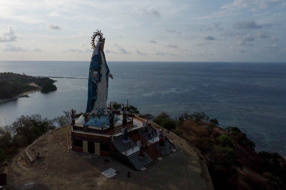 Foto aerial Patung Bunda Maria Pelindung Segala Bangsa di Teluk Gurita, Belu, Nusa Tenggara Timur (NTT), Selasa (28/11/2023). JIBI/Bisnis/Himawan L Nugraha
