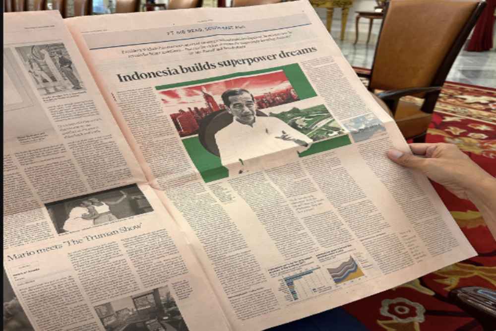 Jokowi pamer foto dirinya masuk koran berbahasa Inggris/Twitter Jokowi