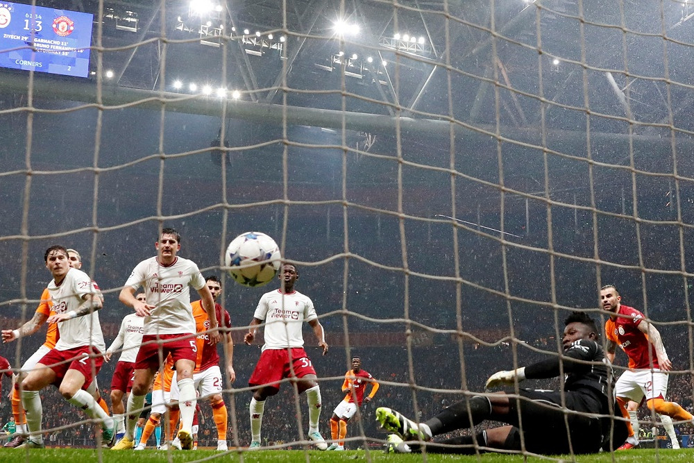 Blunder Andre Onana saat Manchester United menghadapi Galatasaray di Liga Champions/Reuters-Murad Sezer.
