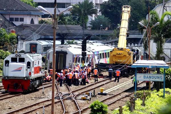 Petugas mengevakuasi gerbong kereta api Argo Parahyangan yang anjlok di Stasiun Bandung, Jawa Barat, Rabu (24/1)./JIBI-Rachman