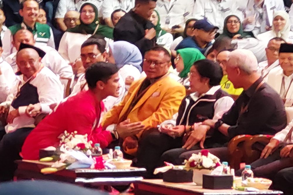 Momen menarik terjadi dalam acara pengundian nomor urut pasangan capres-cawapres di Kantor KPU RI, Jakarta Pusat pada Selasa (14/11/2023). Dua putra Presiden Joko Widodo (Jokowi) yaitu Gibran Rakabuming Raka dan Kaesang Pangarep sungkem ke Ketua Umum PDI Perjuangan (PDIP) Megawati Soekarnoputri. JIBI/Bisnis-Surya Dua Artha