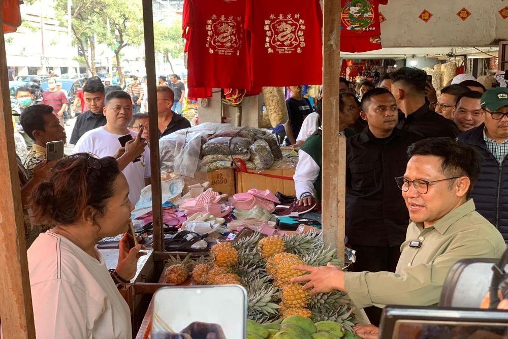  Momen Cak Imin Kampanye di Pecinan Glodok, Makan Soto Hingga Beli Burung Pipit