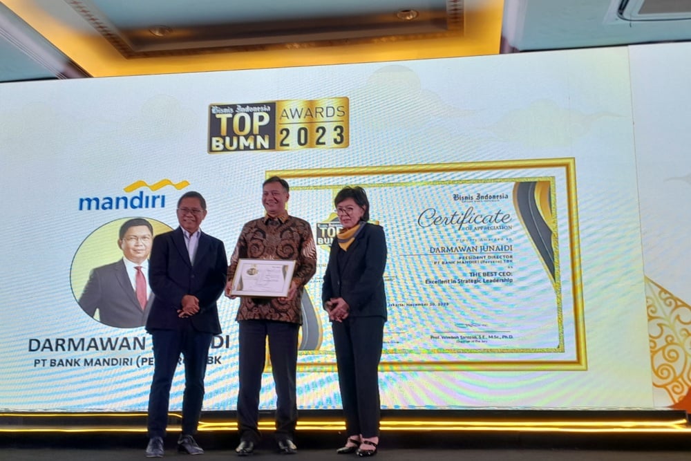 Penyerahan penghargaan Bisnis Indonesia TOP BUMN Awards 2023 kepada PT Bank Mandiri (Persero) Tbk. (BMRI)/Bisnis-Fahmi A.B.