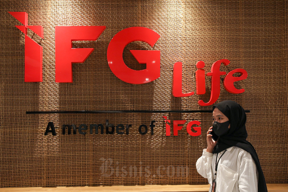 Karyawan beraktivitas didepan logo IFG Life, Jakarta, Selasa (7/2/2023). Bisnis/Abdurachman