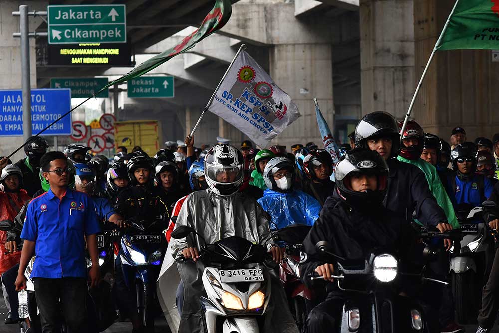 Sejumlah buruh menggunakan sepeda motor saat aksi di kawasan MM 2100, Kabupaten Bekasi, Jawa Barat, Kamis (30/11/2023).Mereka menuntut penetapan UMK (Upah Minimum Kabupaten/Kota) Bekasi sebesar 15 persen pada tahun 2024. ANTARA FOTO/ Fakhri Hermansyah