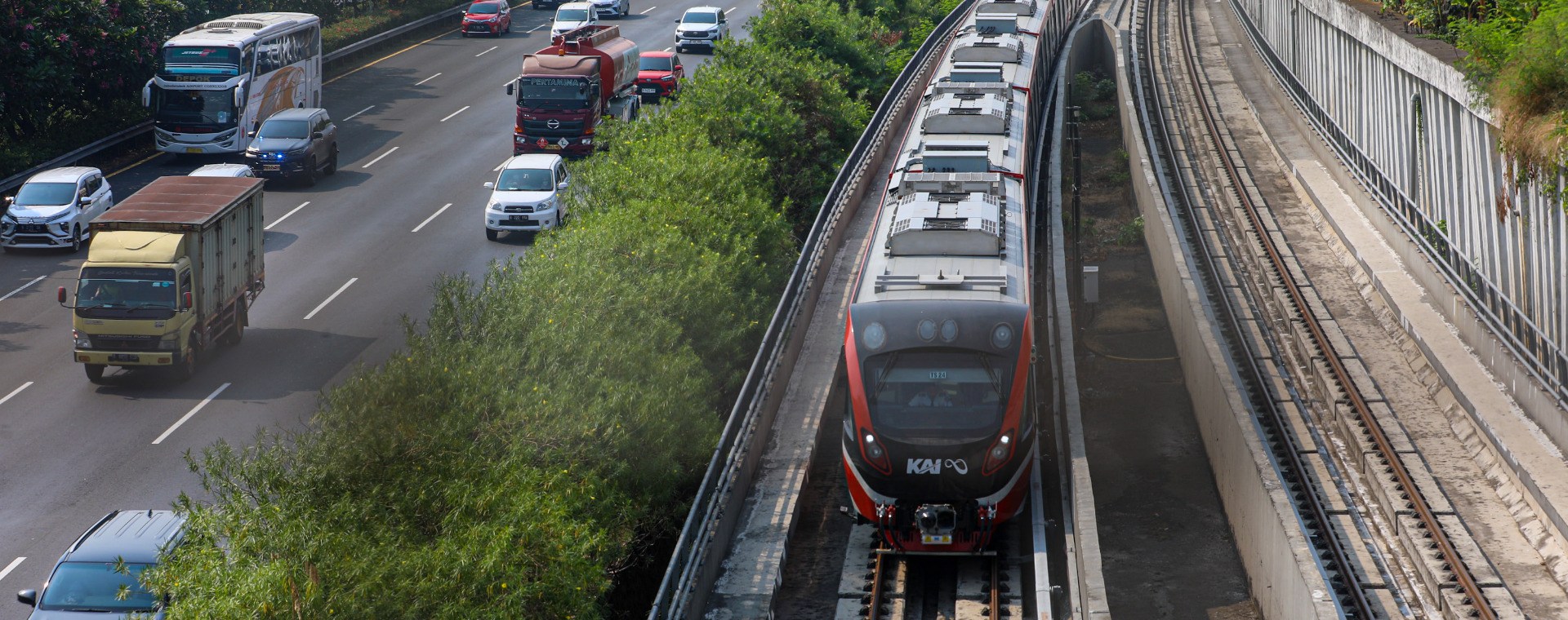 Rangkaian LRT Jabodebek melintas di Jakarta, Rabu (6/9/2023). - Bisnis/Abdurachman