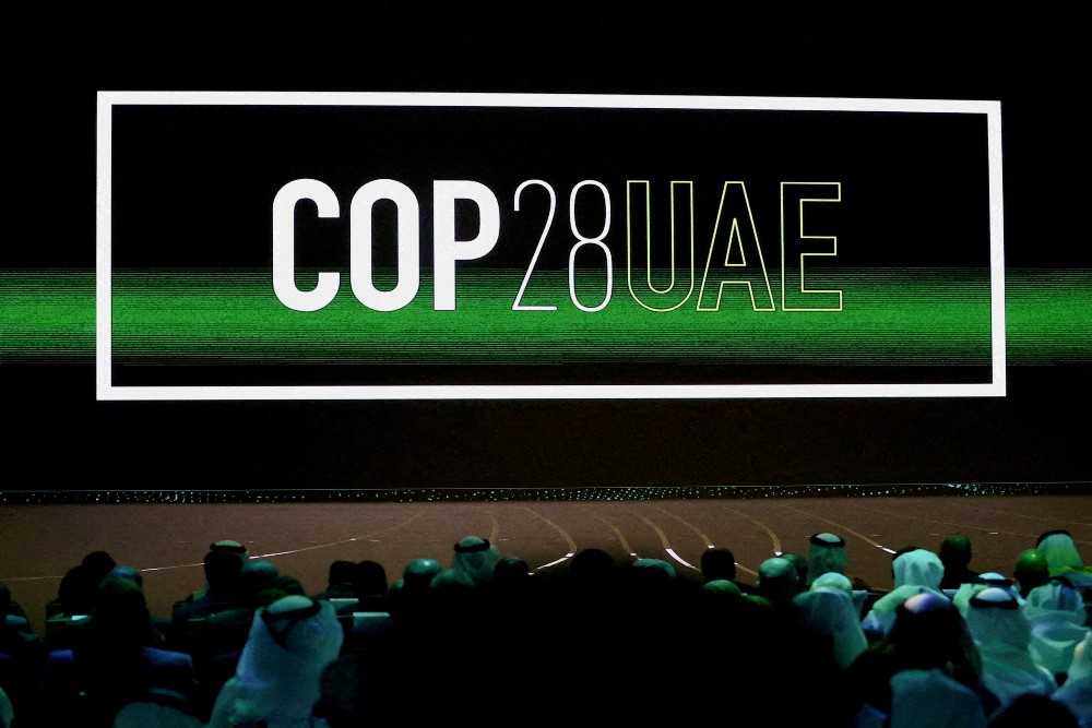 Logo Cop28 UEA ditampilkan di layar saat upacara pembukaan Pekan Keberlanjutan Abu Dhabi (ADSW) bertema Bersatu dalam Aksi Iklim Menuju COP28, di Abu Dhabi, UEA, 16 Januari 2023. REUTERS/Rula Rouhana