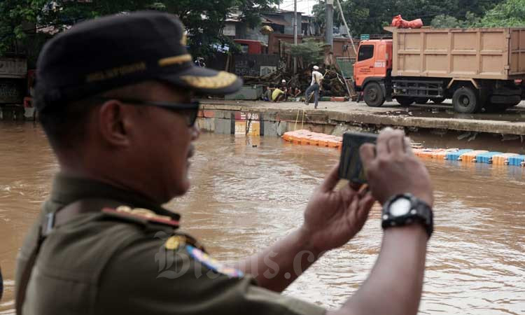 Petugas memantau kondisi ketinggian muka air di Pintu Air Manggarai, Jakarta, Selasa (25/2/2020). Bisnis/Himawan L Nugraha