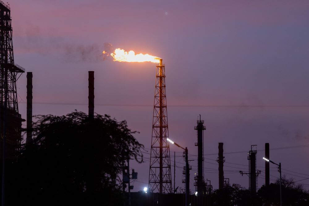 Ilustrasi kilang minyak Petroleos de Venezuela SA (PDVSA) Amuay di Kompleks Kilang Paraguana di Punto Fijo, Negara Bagian Falcon, Venezuela, pada hari Sabtu, 19 Agustus 2023./Bloomberg