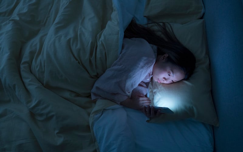  Bahaya, Jangan Meletakkan HP di Tempat Tidur