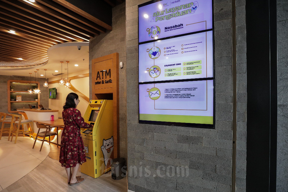 Karyawan melayani nasabah di digital lounge PT Bank Neo Commerce Tbk. (BBYB) di Jakarta, Selasa (22/8/2023). Bisnis/Fanny Kusumawardhani