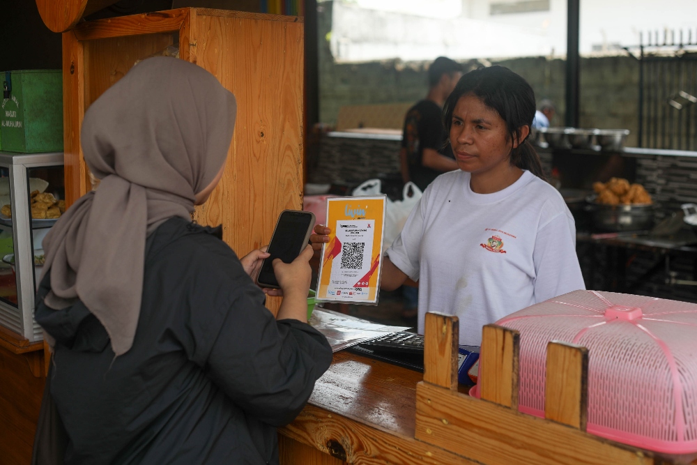 Tim Bisnis Indonesia Jelajah Sinyal 2023 mengamati upaya pemilik usaha kuliner di Sungai Kayan, Bulungan, dalam melakukan transaksi secara digital. JIBI/Bisnis/Himawan L Nugraha.
