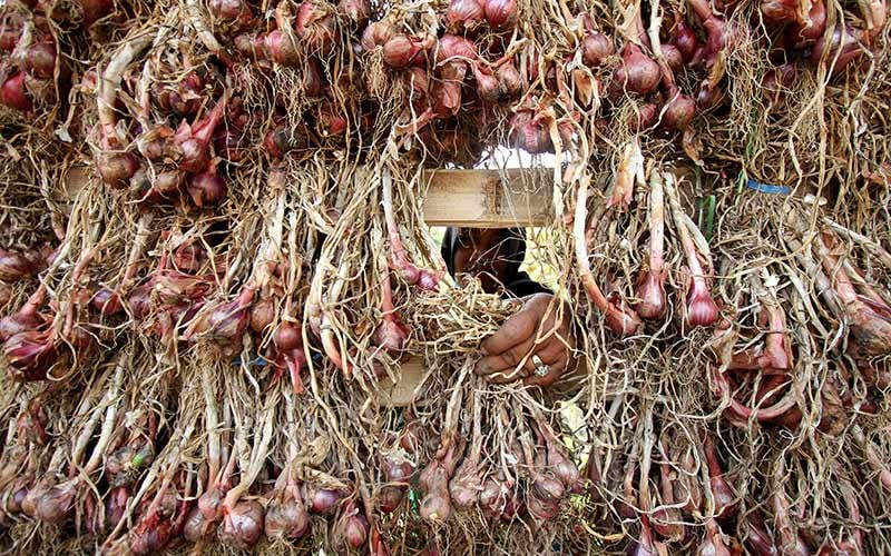 Harga komoditas pangan seperti cabai, bawang, dan beras terpantau masih mengalami kenaikan pada Minggu (3/12/2023). Bisnis/Arief Hermawan P
