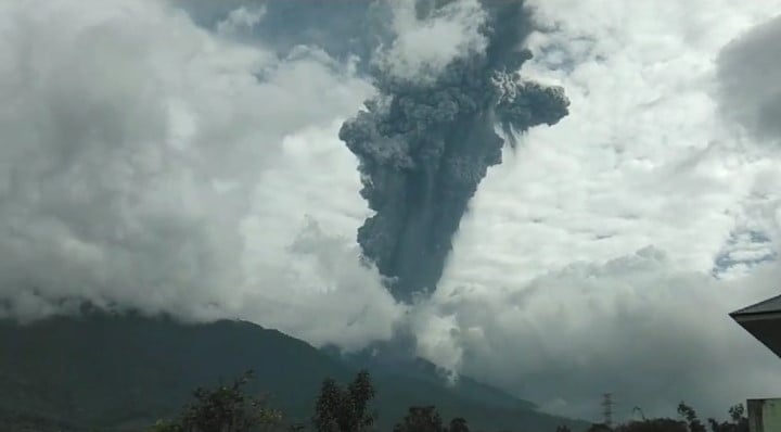 Gunung Marapi Sumbar Meletus, Terdengar Ledakan Hingga Getaran