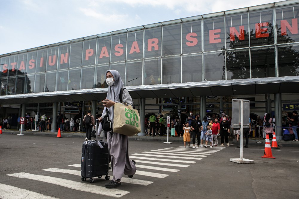 Sejumlah penumpang kereta api berjalan setibanya di Stasiun Pasar Senen, Jakarta, Rabu (26/4/2023). PT KAI mencatat penumpang kereta api yang tiba di Jakarta melalui Stasiun Pasar Senen pada hari pertama usai libur cuti Lebaran 2023 mencapai 16.400 orang. ANTARA FOTO/Fauzan/foc.