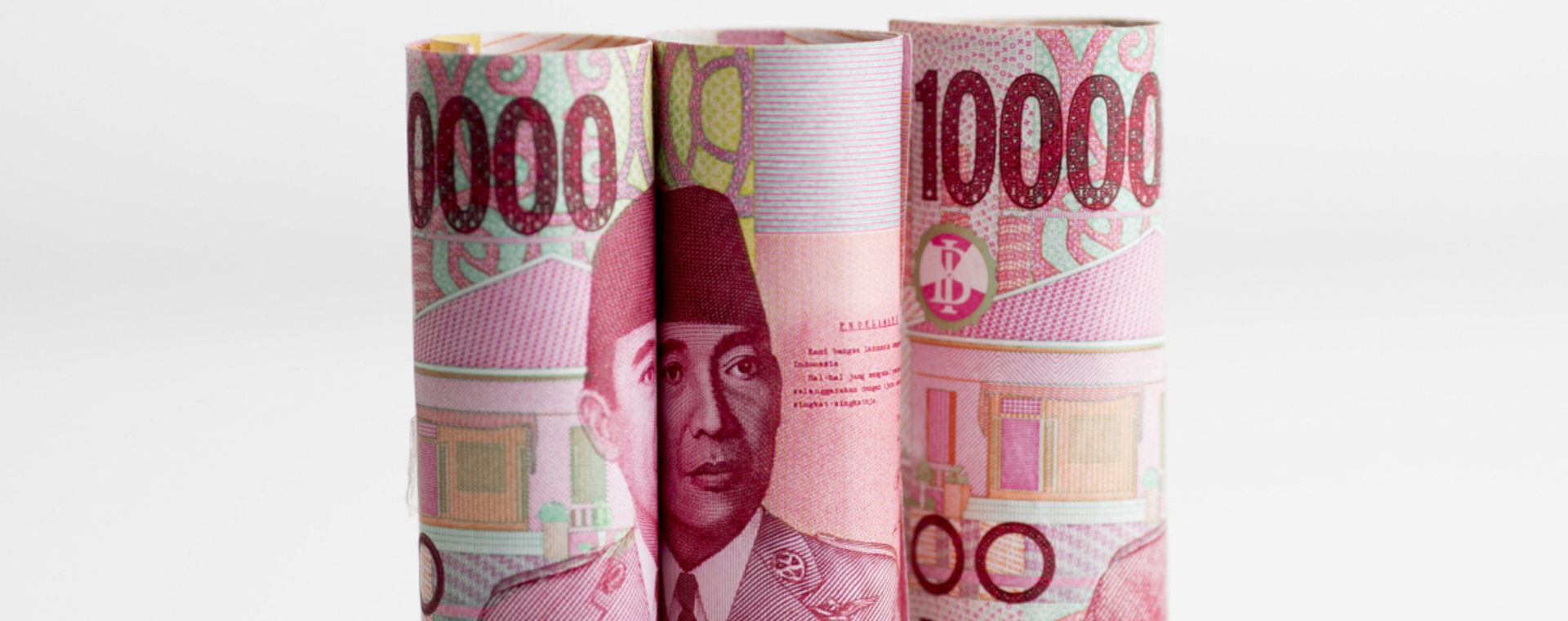 Potret wajah Mantan Presiden Sukarno dalam uang lembar Rp100.000 yang berjejer./Bloomberg-Brent Lewin.