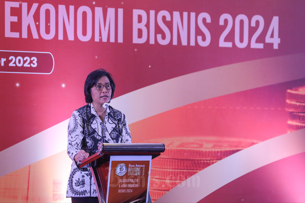 Menteri Keuangan Sri Mulyani Indrawati menyampaikan kata sambutan saat Bisnis Indonesia Business Challenges 2024 di Jakarta, Kamis (23/11/2023). Bisnis/Arief Hermawan P