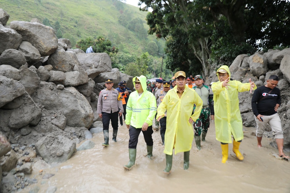  Tinjau Korban Banjir Bandang Humbahas, Semua Perlu Siaga
