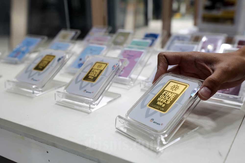 Pegawai melayani pengunjung memilih emas 24 karat di kantor Antam, Jakarta, Senin (25/7/2022). Bisnis/Himawan L Nugraha
