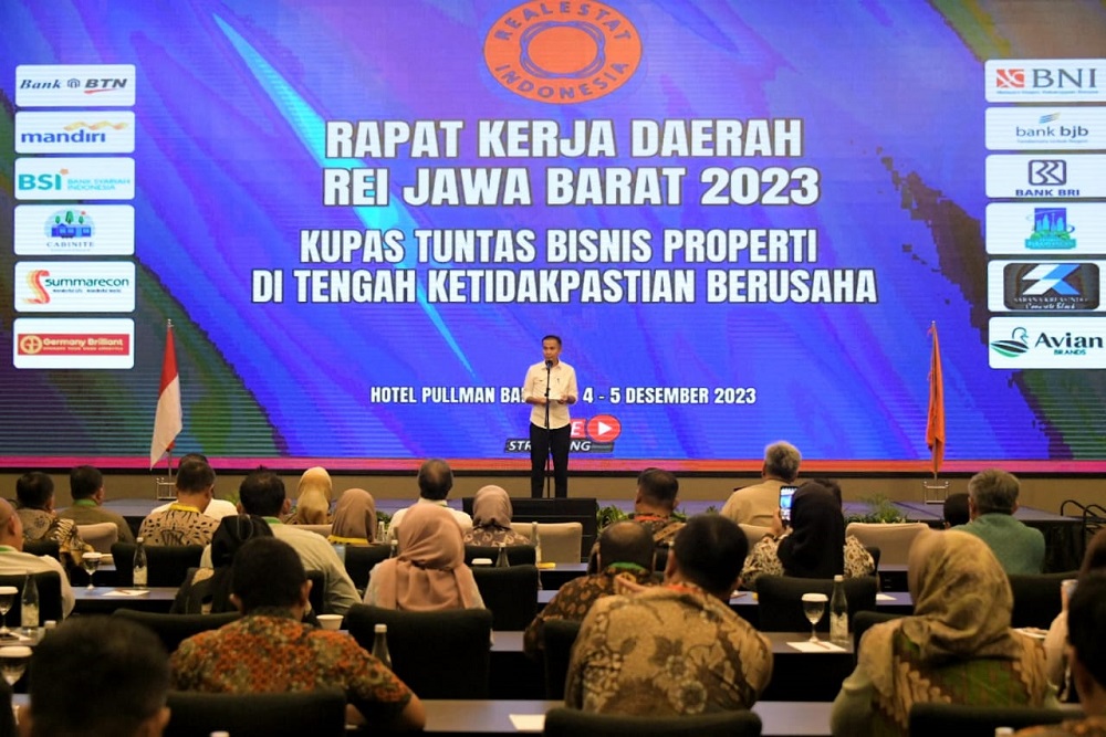 Bey Machmudin saat membuka Rapat Kerja Daerah (Rakerda) Realestat Indonesia (REI) Jawa Barat 2023 di Pullman Hotel, Bandung, Senin (4/12/2023).
