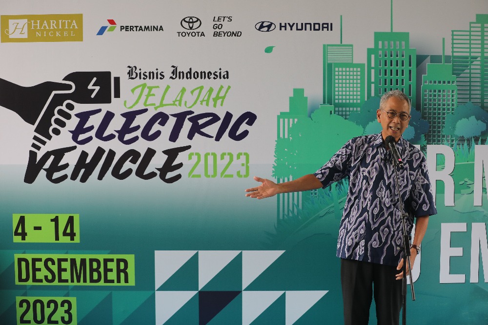 Staf Khusus Kementerian ESDM Agus Tjahajana Wirakusumah memberikan sambutan saat pelepasan Jelajah Electric Vehicle 2023 di Jakarta, Senin (4/12/2023)/Bisnis-Eusebio Chrysnamurti