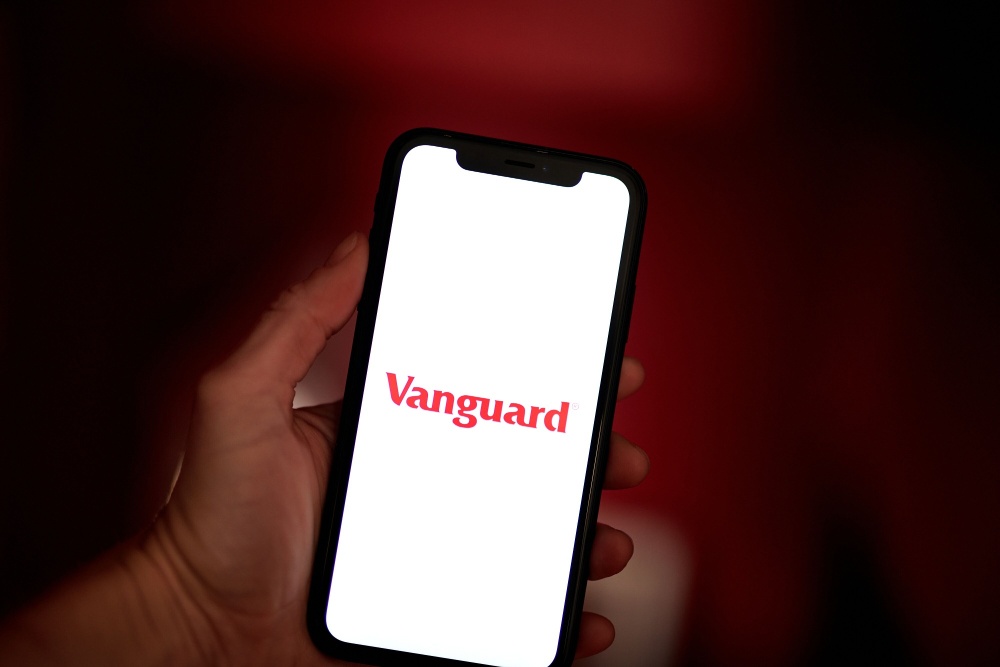 Logo Vanguard Group pada ponsel pintar disusun dalam pemotretan di New York, AS, Rabu, 8 November 2023. - Bloomberg/Gabby Jones