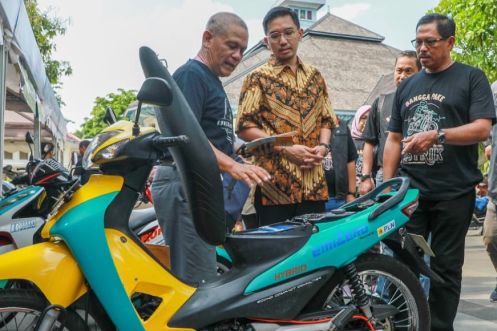 Pj. Gubernur Jawa Tengah Nana Sudjana (kanan) bersama Raja Mangkunegara X Bhre Sudjiwo (tengah) saat menerima penjelasan mengenai hasil konversi dalam Festival Motor Listrik 2023 di Kota Surakarta pada Minggu (3/12/2023)/Istimewa-Pemprov Jateng.