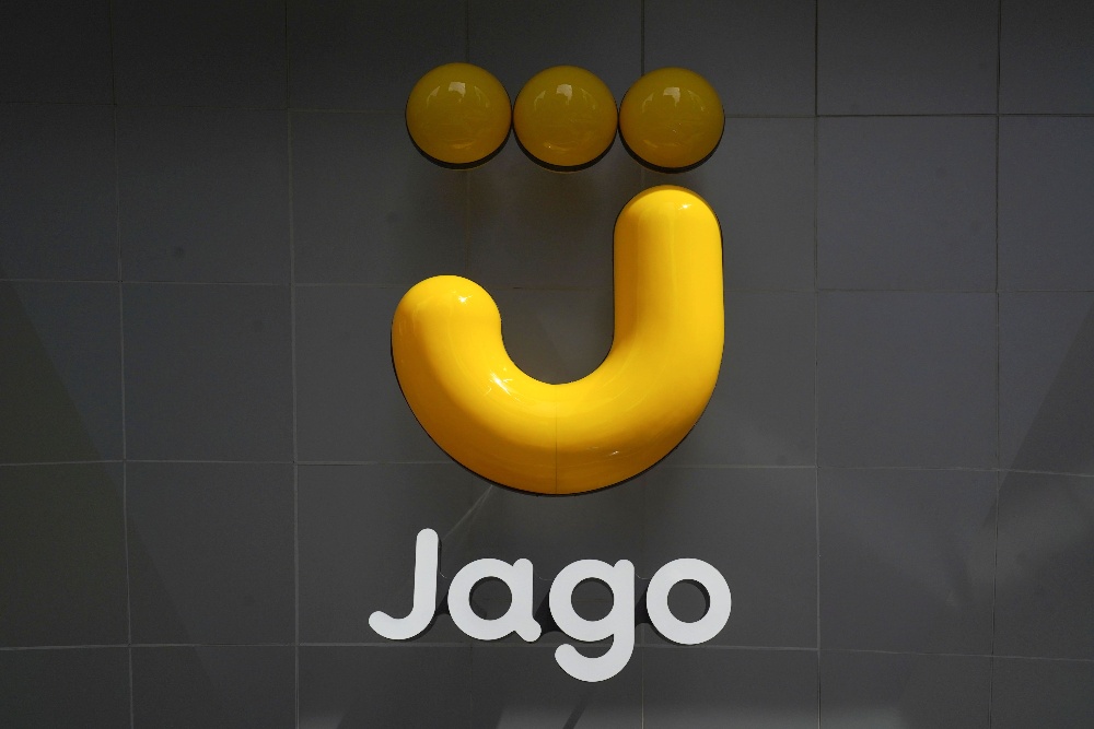 Logo PT Bank Jago di kantor pusat perusahaan di Jakarta, Indonesia, pada Senin, 13 Desember 2021. - Bloomberg/Dimas Ardian
