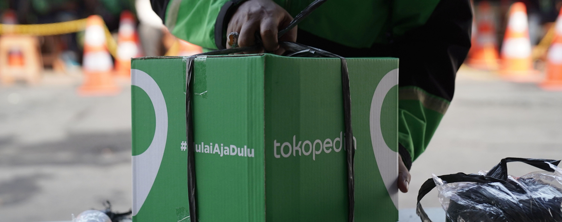 Pengemudi gojek mengambil paket barang yang dibeli dari Tokopedia di salah satu gudang Jakarta, Senin (24/5/2021). - Bloomberg/Dimas Ardian