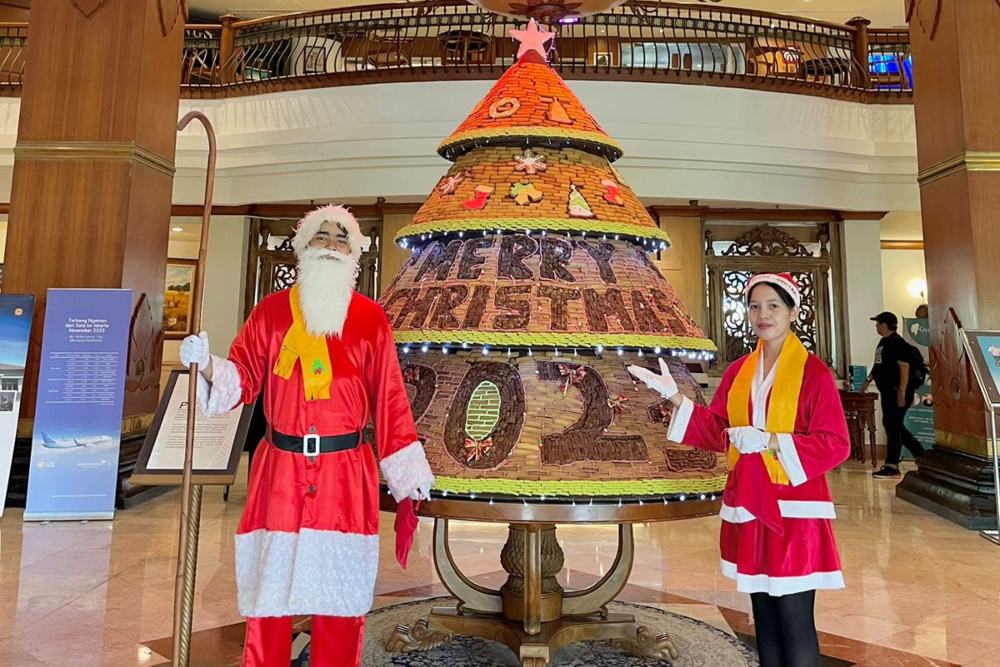  The Sunan Hotel Solo Hadirkan Pohon Natal Berhias Permen dan Kue Jahe