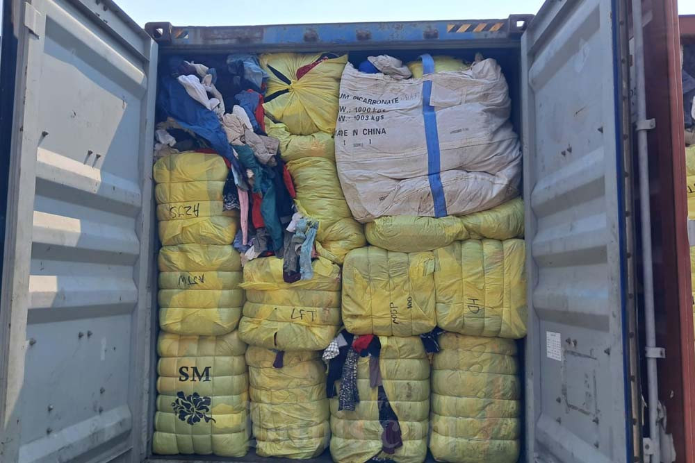 Bal pakaian bekas impor ilegal di Gudang Penimbunan Pabean Bea Cukai Cikarang, Kamis (26/10/2023)./Bisnis- Dwi Rachmawati