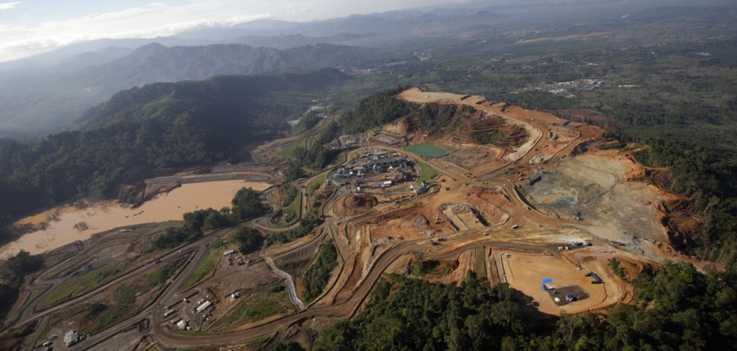 Tambang emas Martabe di Batang Toru, Sumatra Utara, Rabu (13/2/2013). PT United Tractors Tbk. (UNTR) menargetkan penambahan produksi nikel dari tambang Stargate setelah menyelesaikan akuisisi. /Bloomberg-Dadang Tri