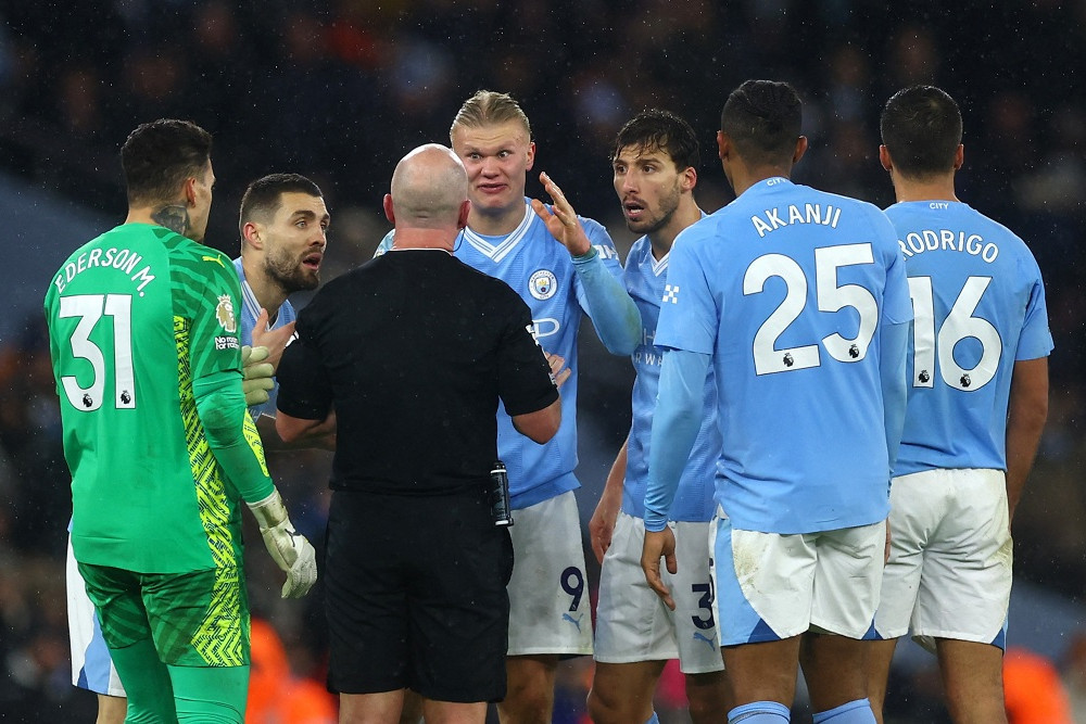 Manchester City mendapat sanksi dari FA karena dinilai melakukan tindakan tak pantas kepada wasit/Reuters-Lee Smith.