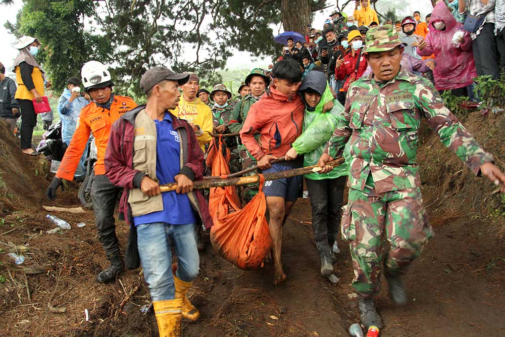  Detik-Detik Evakuasi Jenazah Pendaki Korban Erupsi Gunung Merapi di Sumatra Barat