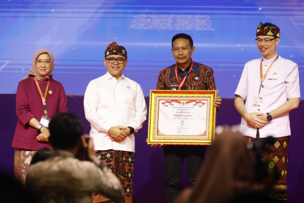Pj. Wali Kota Malang, Wahyu Hidayat (dua dari kanan), menerima penghargaan SAKIP dari Menpan RB, Abdullah Azwar Anas (dua dari kiri), pada pembukaan RBXperience di Nusa Dua, Kabupaten Badung, Bali, Selasa (5/12/2023)./Istimewa